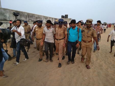 காவிரி போராட்ட எதிரொலி: சென்னை மெரினா கடற்கரை, பட்டினப்பாக்கம் லூப் சாலை மூடல்