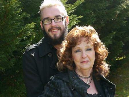 காதலுக்கு வயதில்லை.. 72 வயது பாட்டியை காதலித்து மணந்த 19 வயது அமெரிக்க இளைஞர்!