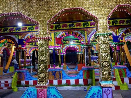 வேப்பம்பூ மாலை சூடி... ராயர் கிரீடம் அணிந்து மதுரை பட்டத்தரசியான மீனாட்சி