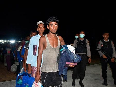 9 நாட்கள் தத்தளித்த ரோஹிங்கியா அகதிகள்.. இந்தோனேசிய கடல் பகுதியில் அதிரடி மீட்பு