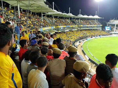 சேப்பாக்கம் மைதானத்தில், காலணி வீச்சு, கருப்பு கொடி.. போலீஸ் பயந்ததை போல நடந்துவிட்டதே