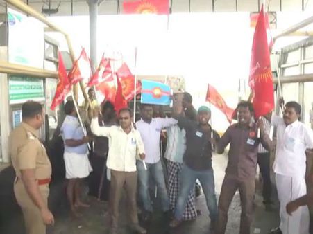 கயத்தாறு சுங்கசாவடியை இழுத்து மூடி நாம் தமிழர் கட்சி போராட்டம்