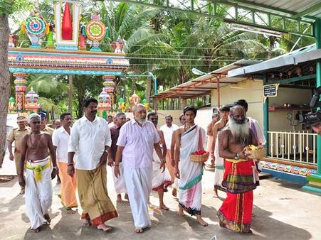 தமிழர்கள் பிரச்சினை தீர, மக்கள் நாடு திரும்ப நரசிம்மரை வேண்டிய வடக்கு மாகாண முதல்வர் விக்னேஷ்வரன்