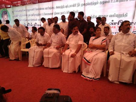 காவிரி வாரியத்திற்காக உண்ணாவிரதம்... திடீரென உண்ணாவிரதத்தில் பங்கேற்ற ஓபிஎஸ், ஈபிஎஸ்!