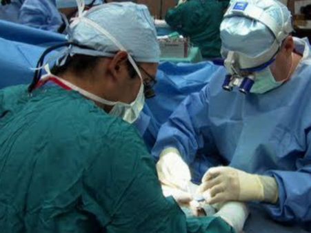 உலகின் முதல் பிறப்புறுப்பு மாற்று அறுவை சிகிச்சை.. அமெரிக்க மருத்துவர்கள் நிகழ்த்திய சாதனை