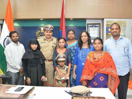 புற்றுநோயால் பாதிக்கப்பட்ட 6 வயது சிறுவனின் ஆசையை நிறைவேற்றிய தெலுங்கானா போலீஸ்