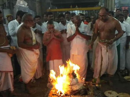 கர்நாடகத்தில் பாஜக வெல்ல தமிழகத்தில் சிறப்பு யாகம்... செய்தது யார் பாருங்க!