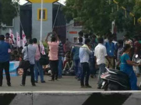 காவிரி: மத்திய அரசுக்கு எதிராக 6-வது நாளாகத் தொடர் போராட்டம் - தஞ்சையில் மாணவர்கள் சாலை மறியல்