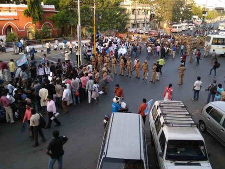 ஐபிஎல் போராட்டம் எதிரொலி.. சென்னை வாலாஜா சாலையில் கடைகள் மூடல்