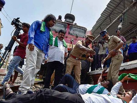 தஞ்சாவூர்: காவிரி மேலாண்மை வாரியம் அமைக்க கோரி விவசாயிகள் ரயில் மறியல்