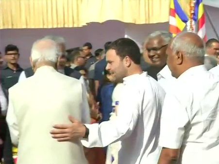 மோடி புறக்கணித்தாலும், அத்வானியை அரவணைத்த ராகுல் காந்தி! அம்பேத்கர் பிறந்த நாள் விழாவில் நெகிழ்ச்சி