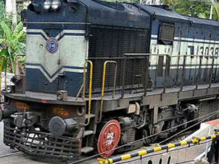 திருச்சி அருகே ரயில் மோதி கேட் கீப்பர் பலி.. தண்டவாளத்தில் சிவப்புக்கொடியை அகற்றியபோது விபத்து