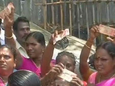 ரூ.20 டோக்கன் இங்கே?... அதற்கான பணம் எங்கே?... ஆர்.கே.நகர் வாக்காளர்கள் தினகரனை கண்டித்து போராட்டம்