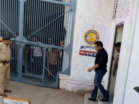 மான் வேட்டை வழக்கில் நடிகர் சல்'மான்' கானுக்கு 5 ஆண்டுகள் சிறைத்தண்டனை!