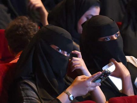 சவுதி பட்டத்து இளவரசர் புரட்சியில் அடுத்த மைல்கல்... ஏப்ரல் 18 முதல் திரையரங்குகள் செயல்பட அனுமதி!