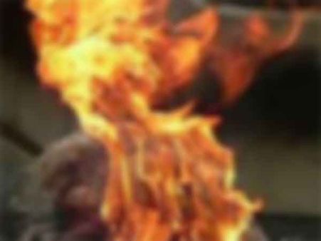 அனுமதியின்றி கர்ப்பபையை நீக்கிய மருத்துவர்கள்.. தேனியில் பெண் போலீஸ் தீக்குளிக்க முயற்சி