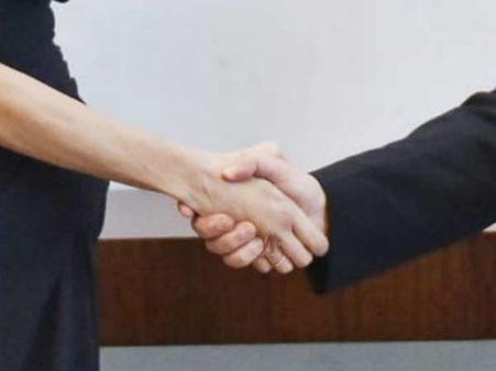 தூதரக அதிகாரியுடன் கைகுலுக்கவில்லை.. முஸ்லிம் பெண்ணிற்கு மறுக்கப்பட்ட பிரான்ஸ் குடியுரிமை