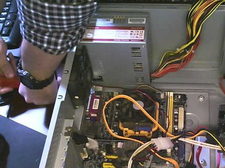 கம்ப்யூட்டர் சர்வீஸ் செய்யும் போது விபத்து - சிபியூ வெடித்து தூக்கி வீசப்பட்ட என்ஜீனியர் பலி