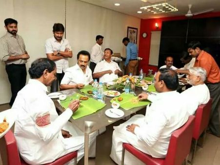 பிரியாணி, வறுத்த மீனுடன் ஸ்டாலின் வீட்டில் மதிய உணவு சாப்பிட்ட தெலுங்கானா முதல்வர் சந்திரசேகர ராவ்!