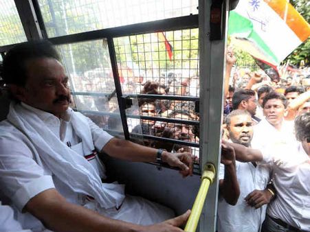 காவிரி: அண்ணா நினைவிடம் நோக்கி பேரணி சென்ற எதிர்கட்சியினர் கைது - மாலையில் விடுவிப்பு