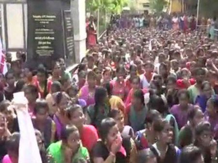 தூத்துக்குடியில் ஸ்டெர்லைட் ஆலை முற்றுகைப் போராட்டம்- மாணவ, மாணவிகளும் பங்கேற்பு!