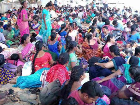 ஈரோட்டில் பத்தாம் வகுப்பு விடைத்தாள் திருத்தும் பணி புறக்கணிப்பு.. பட்டதாரி ஆசிரியர்கள் போராட்டம்