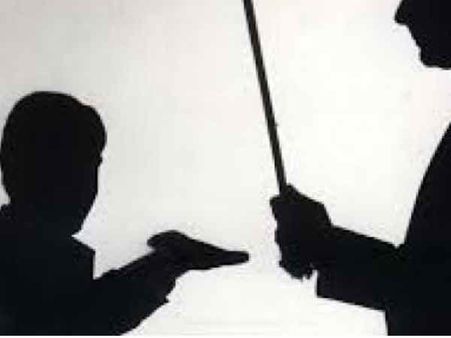 ஆரணி அருகே.. பூ, பொட்டு வைத்து வந்த பள்ளி மாணவிகளை பிரம்பால் அடித்த ஆசிரியைகள்..!