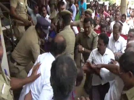திருப்பூரில் எதிர்க்கட்சியினர் மீது போலீஸ் தடியடி... கூட்டுறவு சங்க தேர்தல் ரத்து