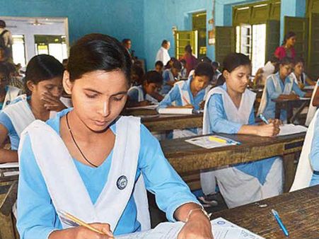 பொதுத்தேர்வில் கெஞ்சி, மிரட்டி, பணம் தந்து பாஸாகத் துடிக்கும் பள்ளி மாணவர்கள்.. இது உ.பி. அவலம்!