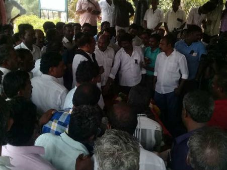 வைகோவை தாக்க முயன்ற நாம் தமிழர் கட்சியினர்.. மீட்டு சென்ற மதிமுக தொண்டர்கள்!