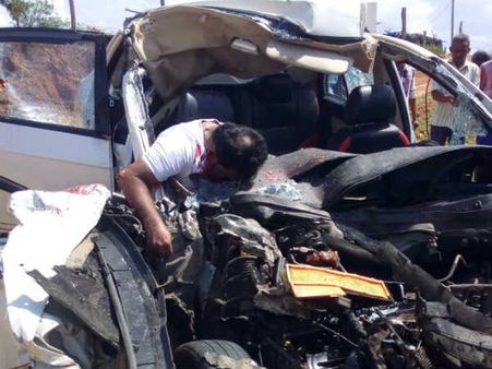 வத்தலக்குண்டு அருகே அரசு பஸ் மீது கார் மோதி ஒரே குடும்பத்தை சேர்ந்த 4 பேர் பலி-5 பேர் படுகாயம்