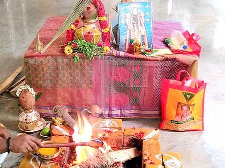 விளம்பி தமிழ் புத்தாண்டு: தன்வந்திரி பீடத்தில்  சிறப்பு யாகங்கள்- கனிகளால் அலங்காரம் 