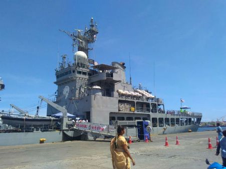 போர்க் கப்பலை பார்வையிட இன்று கடைசி நாள்: சென்னை தீவுத்திடலில் அலைமோதிய கூட்டம்