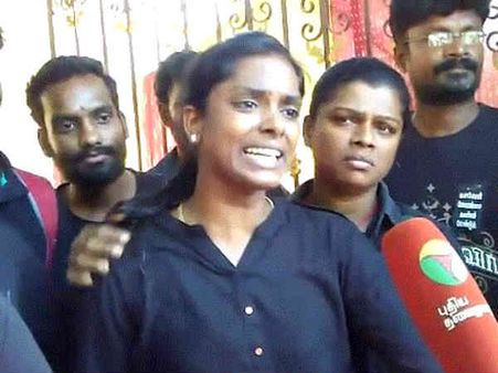 கருப்பு உடையில் மெட்ரோ ரயில் நிலையம் வந்த செயற்பாட்டாளர் அஸ்வினியிடம் போலீஸ் அத்துமீறல்!