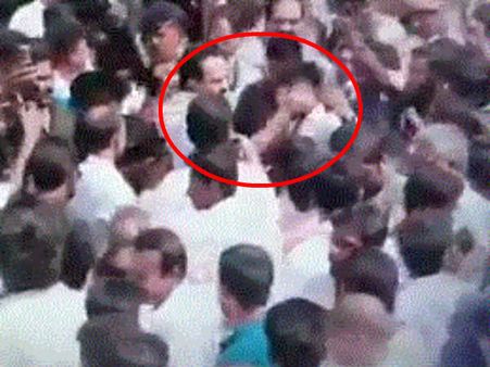 சென்னை பேரணியில் செல்ஃபி எடுத்த தொண்டரை அறைந்த ஸ்டாலின் - வைரல் வீடியோ