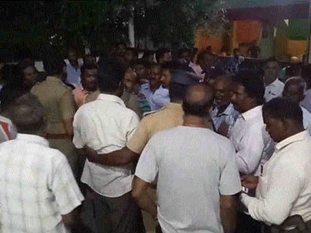 கர்ப்பப் பையில் போட்ட தையலை அகற்ற ஆபரேஷன்.. இளம் பெண் மரணம்.. உறவினர்கள் ஆவேசம்.. போராட்டம்