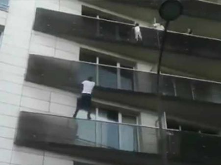 வாவ் வாவ்.. 5 மாடி கட்டிடத்தில் தொங்கிய குழந்தை.. ஸ்பைடர் மேனாக மாறி காப்பாற்றிய மாலி வாலிபர்!