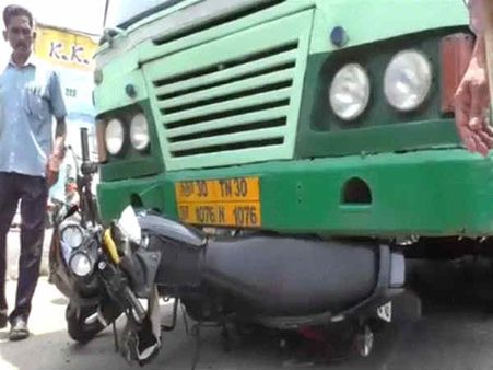 திருப்பூரில் அரசு பேருந்து மோதி இளைஞர் பலி.. பேருந்தை சிறைபிடித்து பொதுமக்கள் போராட்டம்!