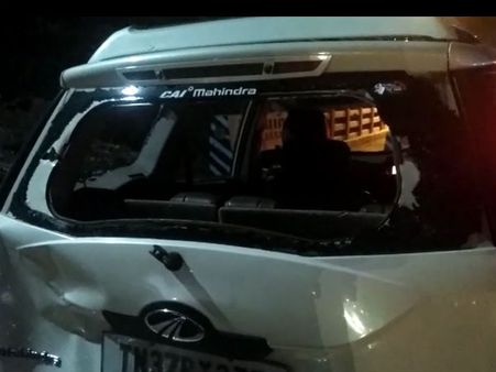 கோவையில் அமமுக பிரமுகர்கள் கார் கண்ணாடிகள் உடைப்பு.. அதிமுகவினரை கண்டித்து மறியல்.. பரபரப்பு!