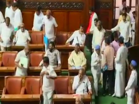 எடியூரப்பா அரசுக்கு எதிராக வாக்களிக்க காங். கொறடா உத்தரவு-மாறி வாக்களித்தால் எம்எல்ஏ பதவி பறிபோகும்