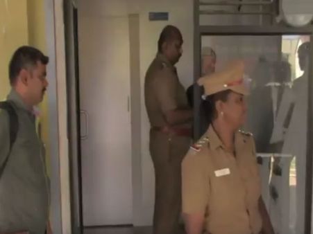 வேலூர் அருகே ஏடிஎம் கொள்ளை முயற்சி.. பொதுமக்கள் கூச்சல்.. ஓட்டம் பிடித்த மர்மநபர்கள்!