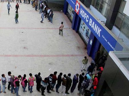 வங்கி ஊழியர்களின் 48 மணிநேர ஸ்டிரைக் துவங்கியது: ஏடிஎம்களில் பணம் இல்லாமல் போகலாம்