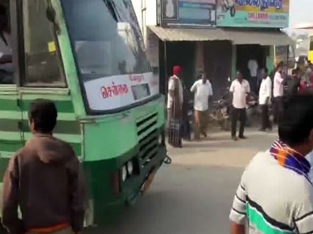 தூத்துக்குடியில் புரட்சி.. இடிந்தகரையிலும் மக்கள் கொந்தளிப்பு.. அரசு பஸ்ஸை சிறை பிடித்து போராட்டம்