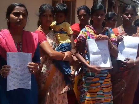 இடஒதுக்கீட்டில் தனியார் பள்ளிகள் முறைகேடு.. கோவை மாவட்ட கல்வி அலுவலகம் முற்றுகை