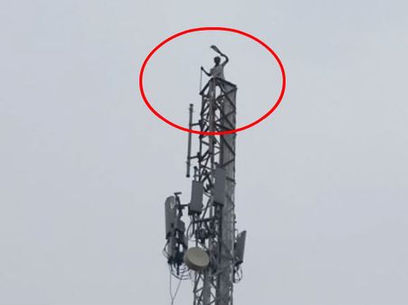 தூத்துக்குடி படுகொலை: தாழையூத்தில் செல்போன் டவரில் ஏறி போராட்டம்!