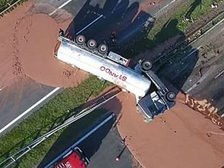 அடடா அடடா ரோடு பூராம் சாக்லேட்டா ஓடுதே.. டேங்கர் லாரி கவிழ்ந்ததால் விபத்து.. போலந்தில் சுவாரஸ்யம்!