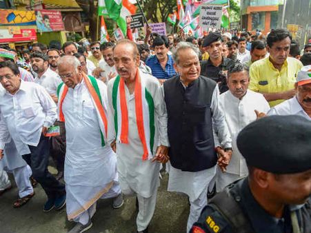 கர்நாடக மாநில ஆளுநருக்கு எதிராக காங். பெங்களூருவில் போராட்டம்