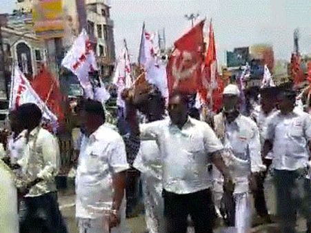 துப்பாக்கிசூடு: சிவகங்கையில் கம்யூனிஸ்ட் கட்சி சாலை மறியல்.. ஏராளமானோர் கைது!