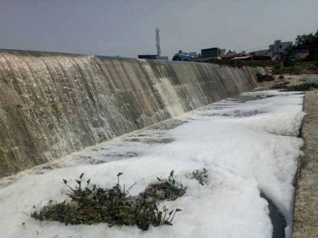 ஈரோடு அருகே மழையை பயன்படுத்தி தடுப்பணையில் கழிவு நீரை கலந்த கொடுமை.. மக்கள் அதிர்ச்சி!