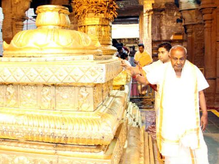 மகன் முதல்வராகும் வாய்ப்பு நழுவிய நிலையில் திருப்பதி ஏழுமலையான் கோவிலில் தேவ கவுடா சாமி தரிசனம்!